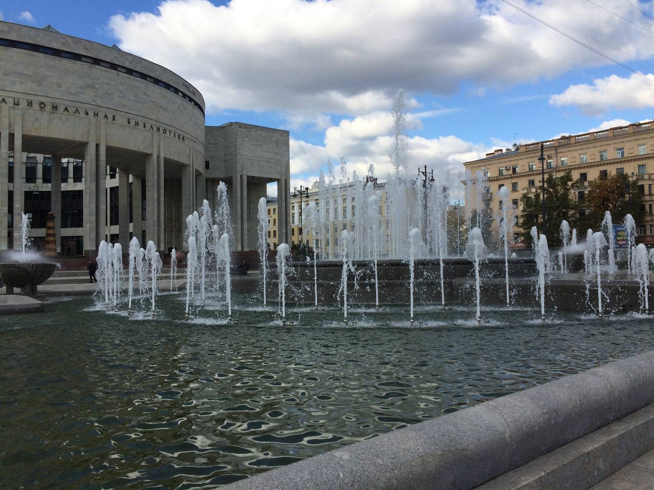 фонтаны у Российской национальной библиотеки
